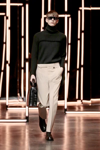 Look 16